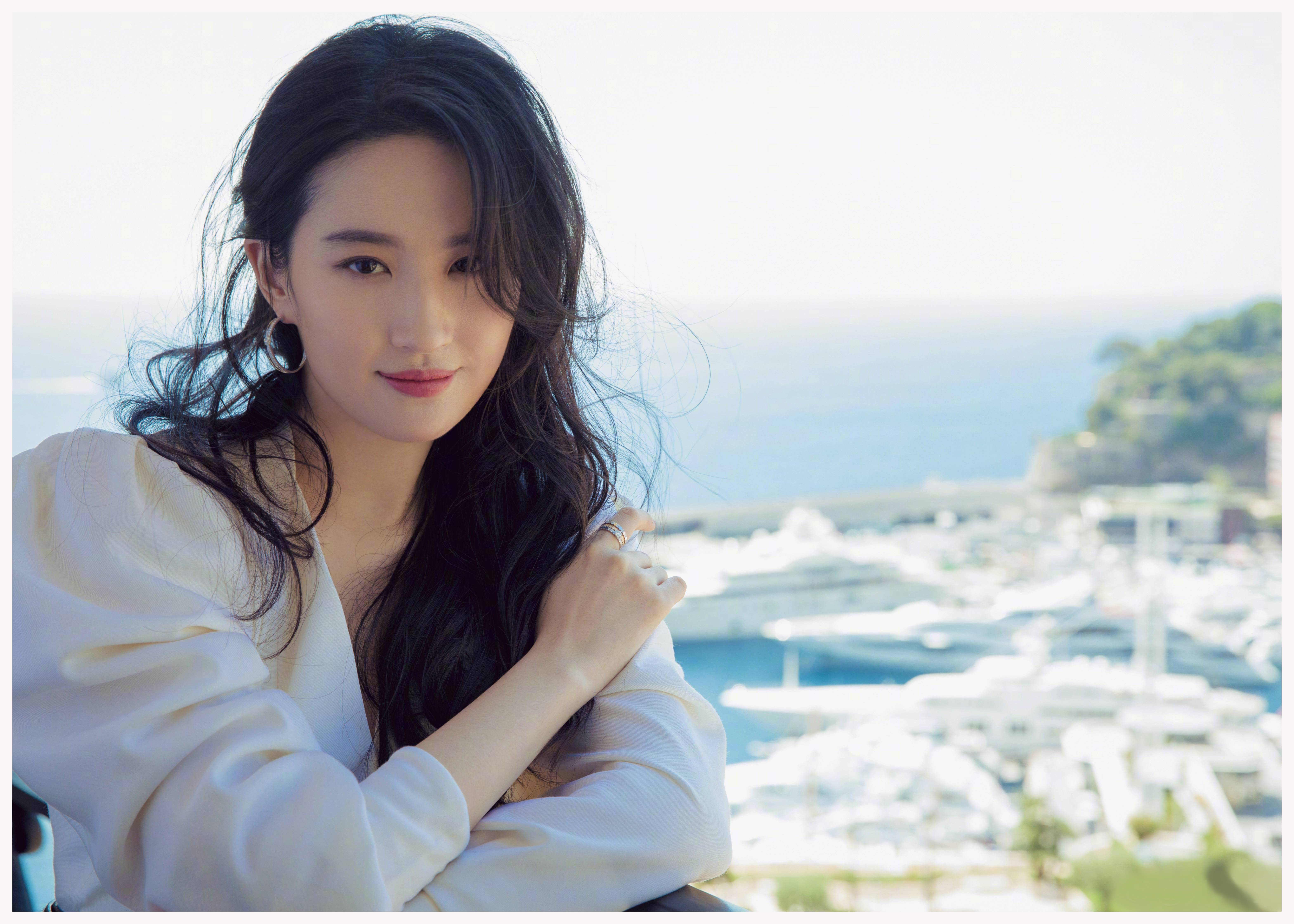 刘亦菲没“料”秀性感，缕空裙配初恋脸，胸小玩性感才更仙气