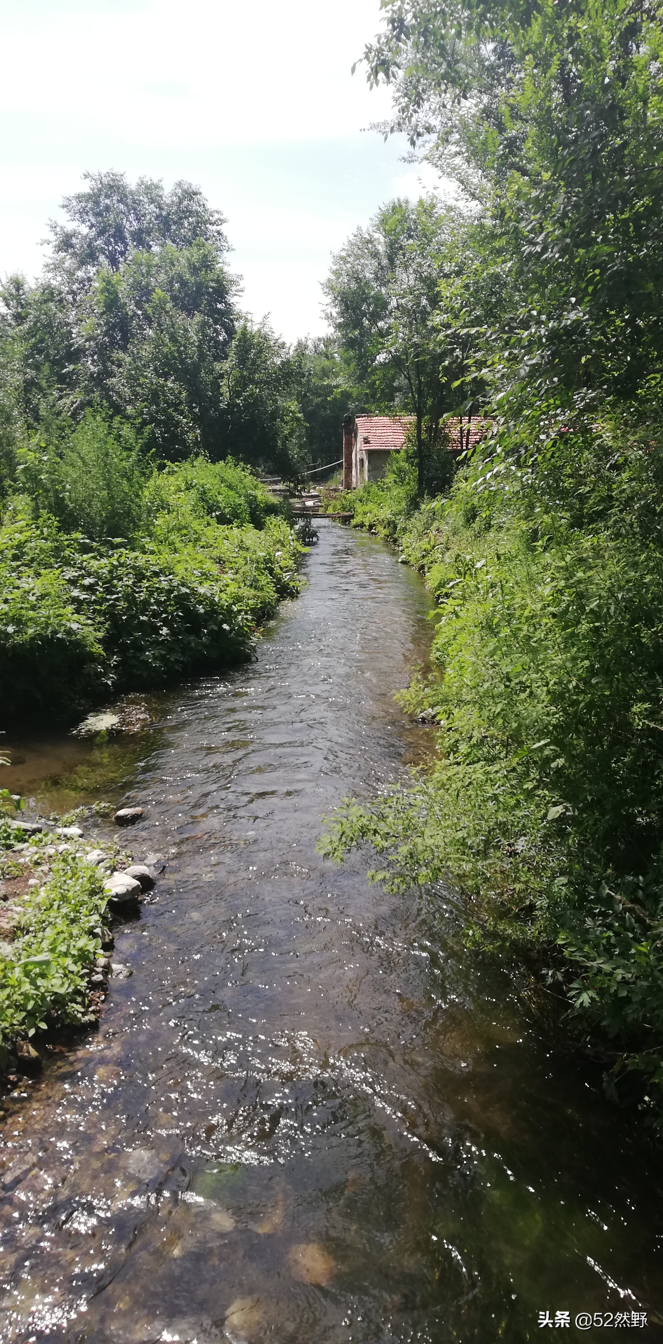 燕山唯一丹霞长嵯，山村溪水野草闲花