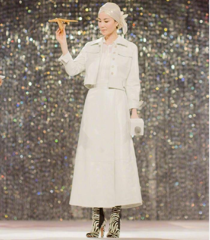 王菲穿衣邋遢老态十足,50岁王菲脸型近照