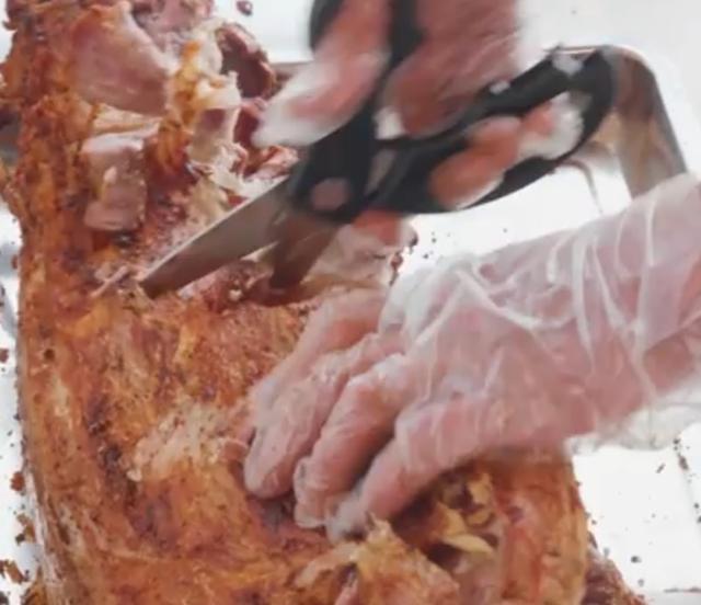 山东大叔独门烤全羊一天烤七八只,山东山沟烤全羊