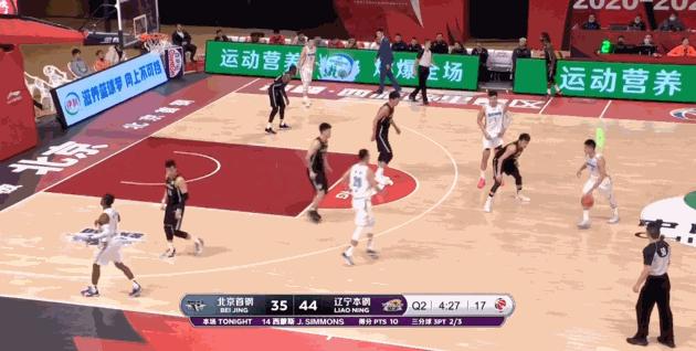 郭艾伦头部遭李慕豪肘击后，裁判录像回放后判郭艾伦犯规引争议