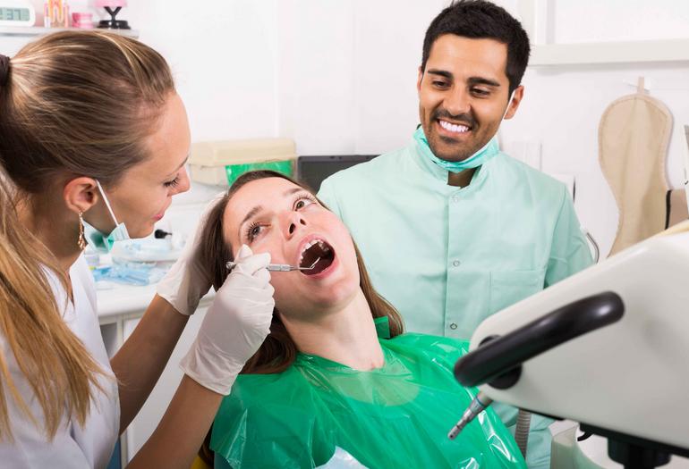 老年人吃饭时牙齿酸痛,吃饭牙齿酸痛怎么回事