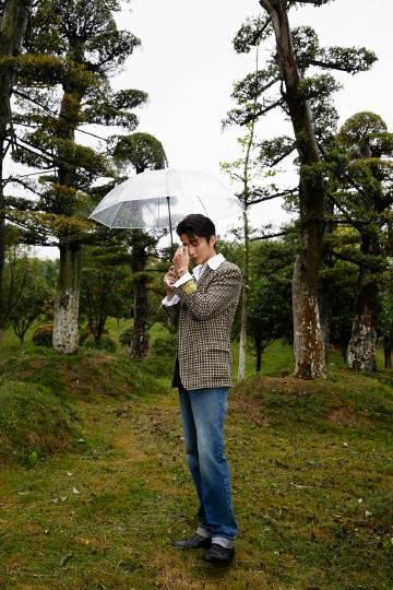 张新成回廊亭穿西服显瘦,县委大院张新成撑伞照片