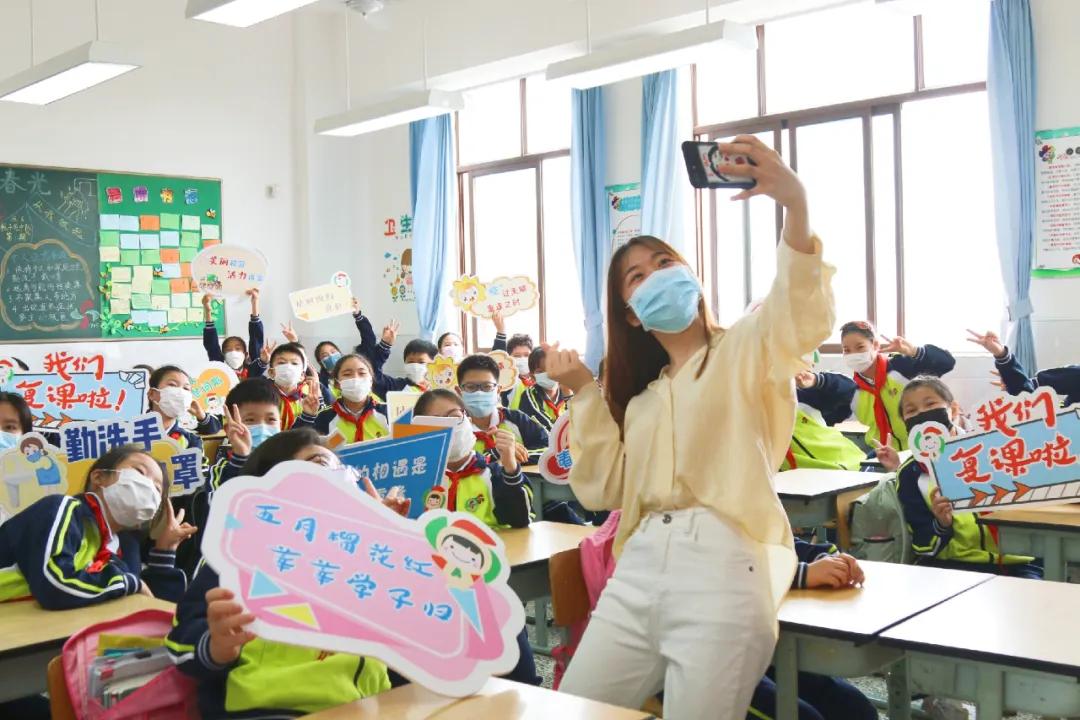 “嘿，我们开学啦！”今日返校师生自拍留念这一刻