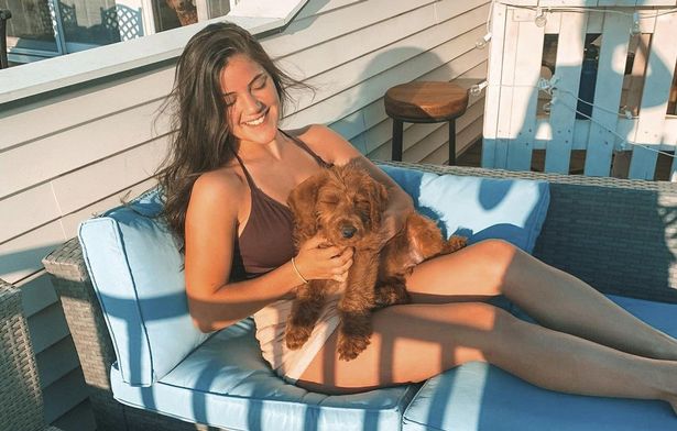 18岁女孩每隔十天又流血,18岁女孩一个月月经来二次