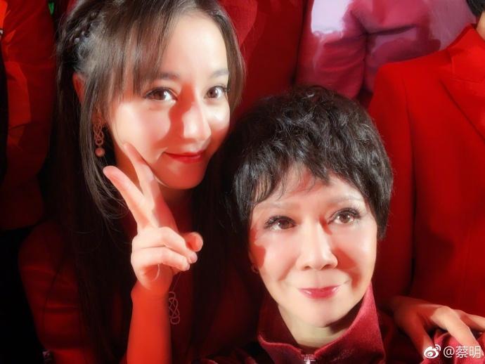 蔡明热巴直播回放,蔡明拿着热巴的照片