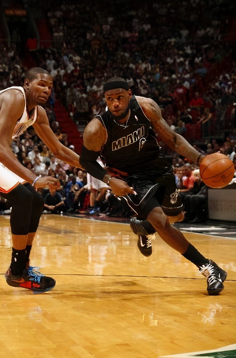 乔丹左手运球练习,乔丹胯下变向运球