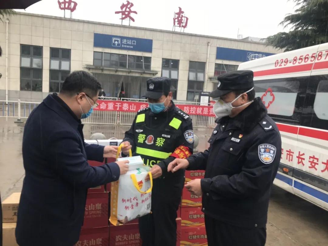 共青团西安市委书记、市青联主席汪国栋同志到西安火车南站检查疫情防控工作并开展慰问活动