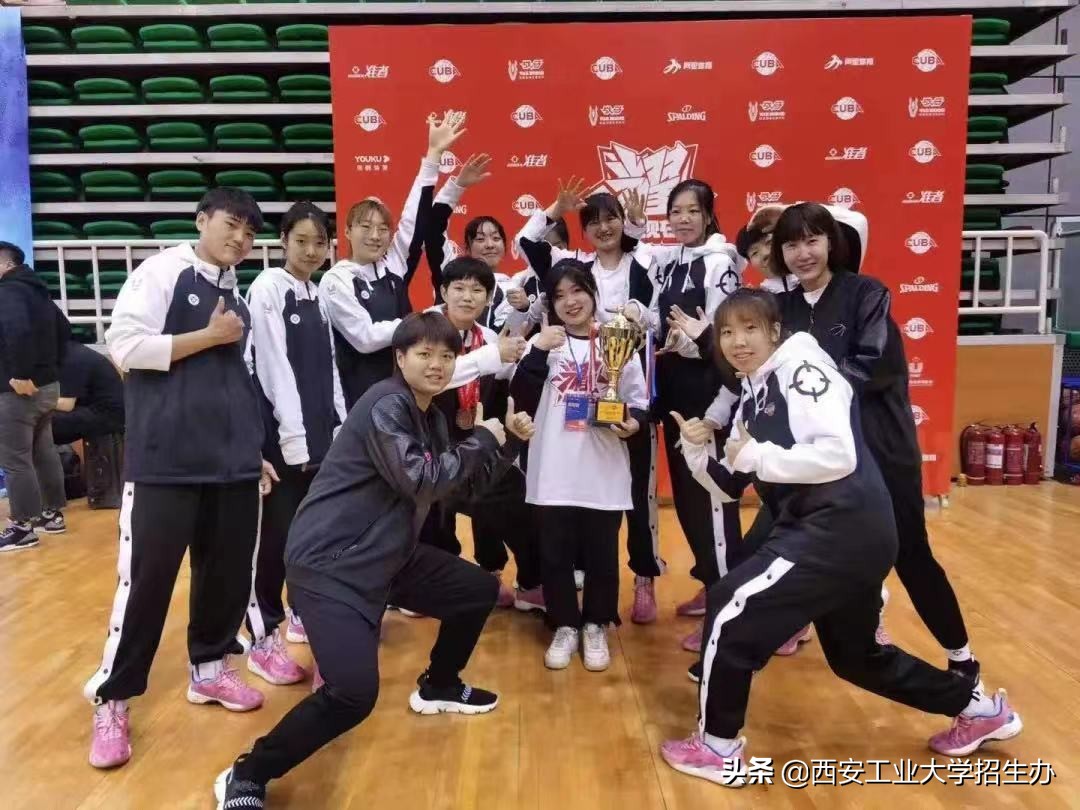 大比分落后,主力崴脚下场!西安工大女篮强势逆袭,战胜对手