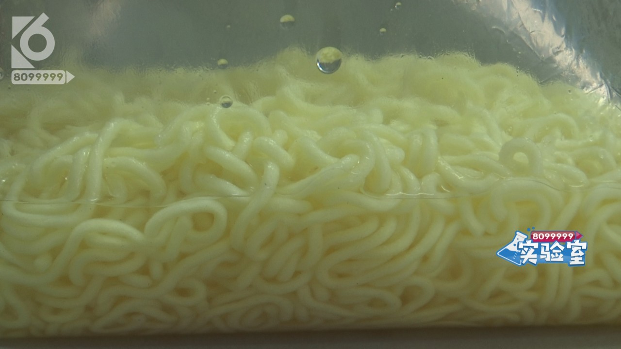 碳酸饮料和泡面有反应,碳酸饮料当水喝丧命