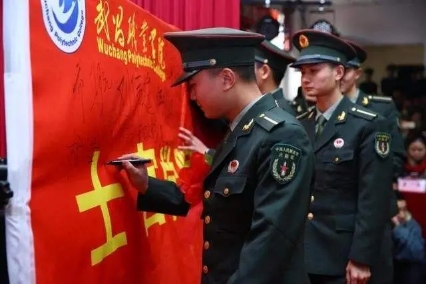 大专去当兵在校生好还是毕业生好,考上大专是先当兵还是先读大专