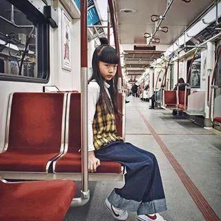 9岁小姑娘滑板视频,9岁滑板女孩