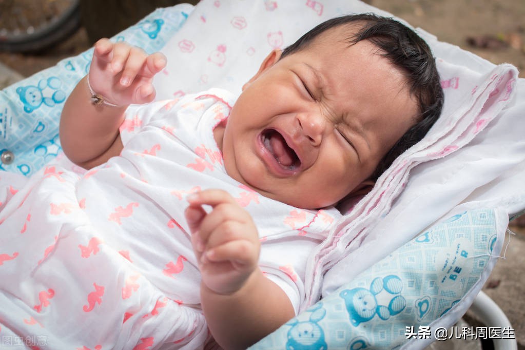 宝宝爱哭又不吃奶怎么回事,半岁宝宝晚上哄睡难爱哭怎么回事