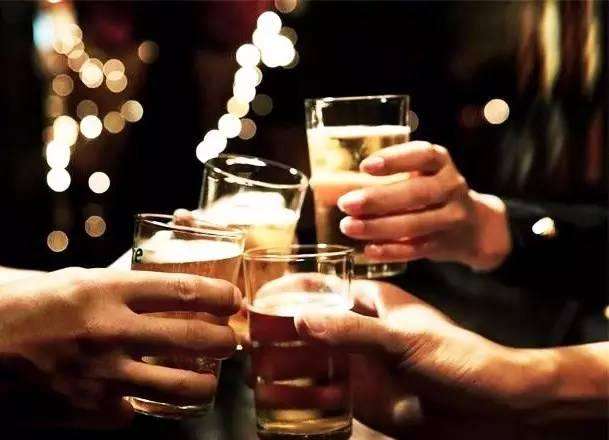 怎样在酒桌上看一个人的人品,酒桌上最能看出一个人的品质