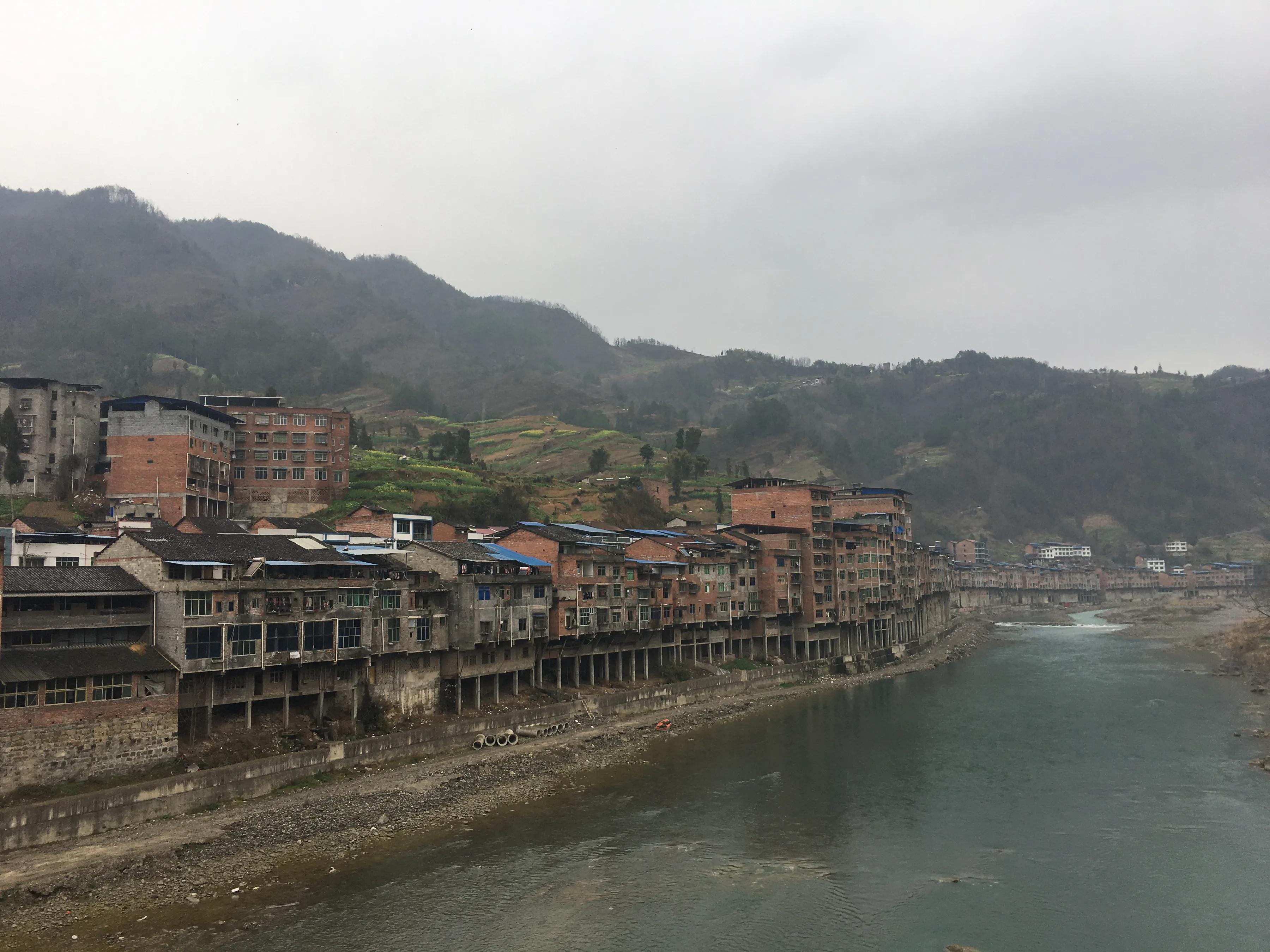 四川鸡鸣三省大峡谷,巴山峡谷荡秋千视频