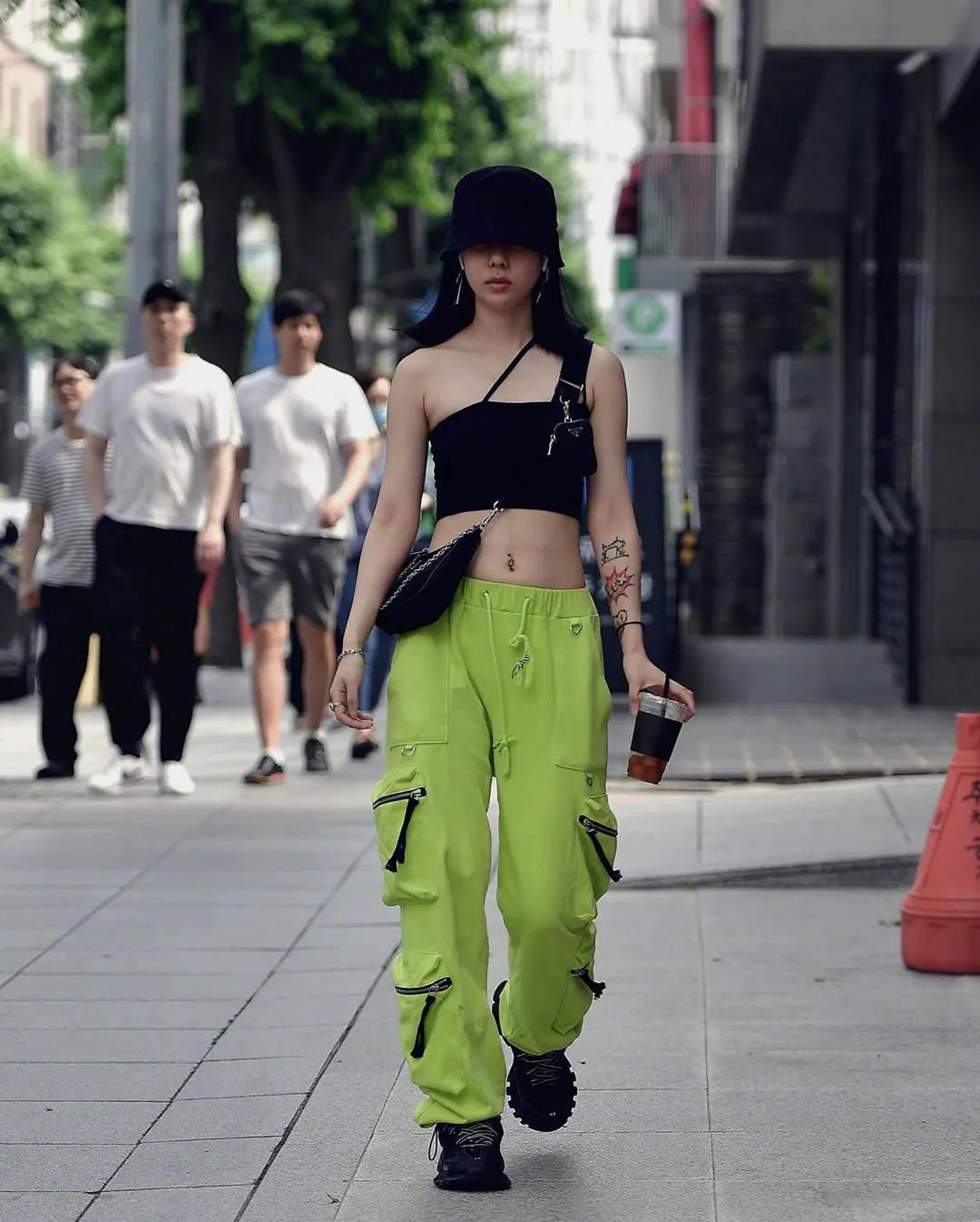 真实韩国女街拍,韩国女生穿搭街拍