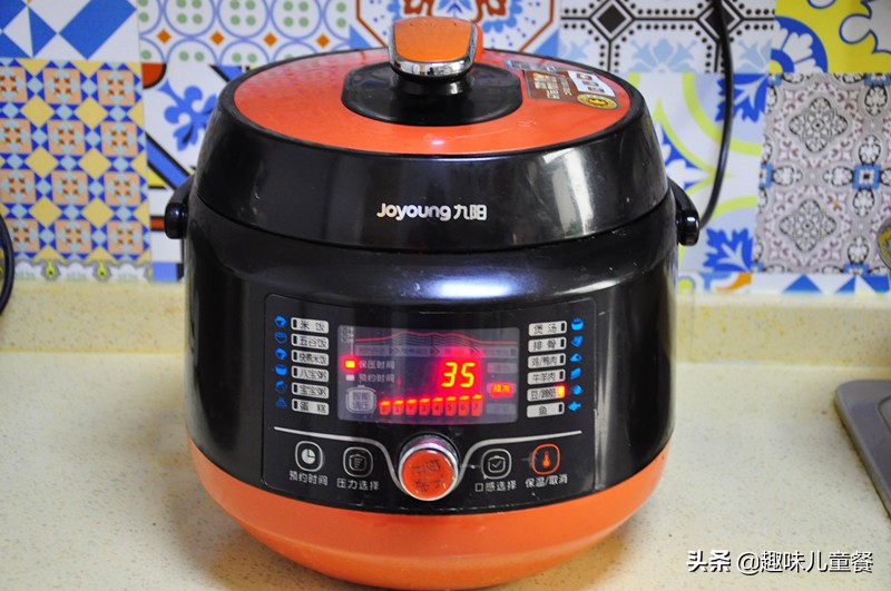 这种水果放电饭煲里煮一煮，嗓子痛和咳嗽都喝好了，成本才几块钱