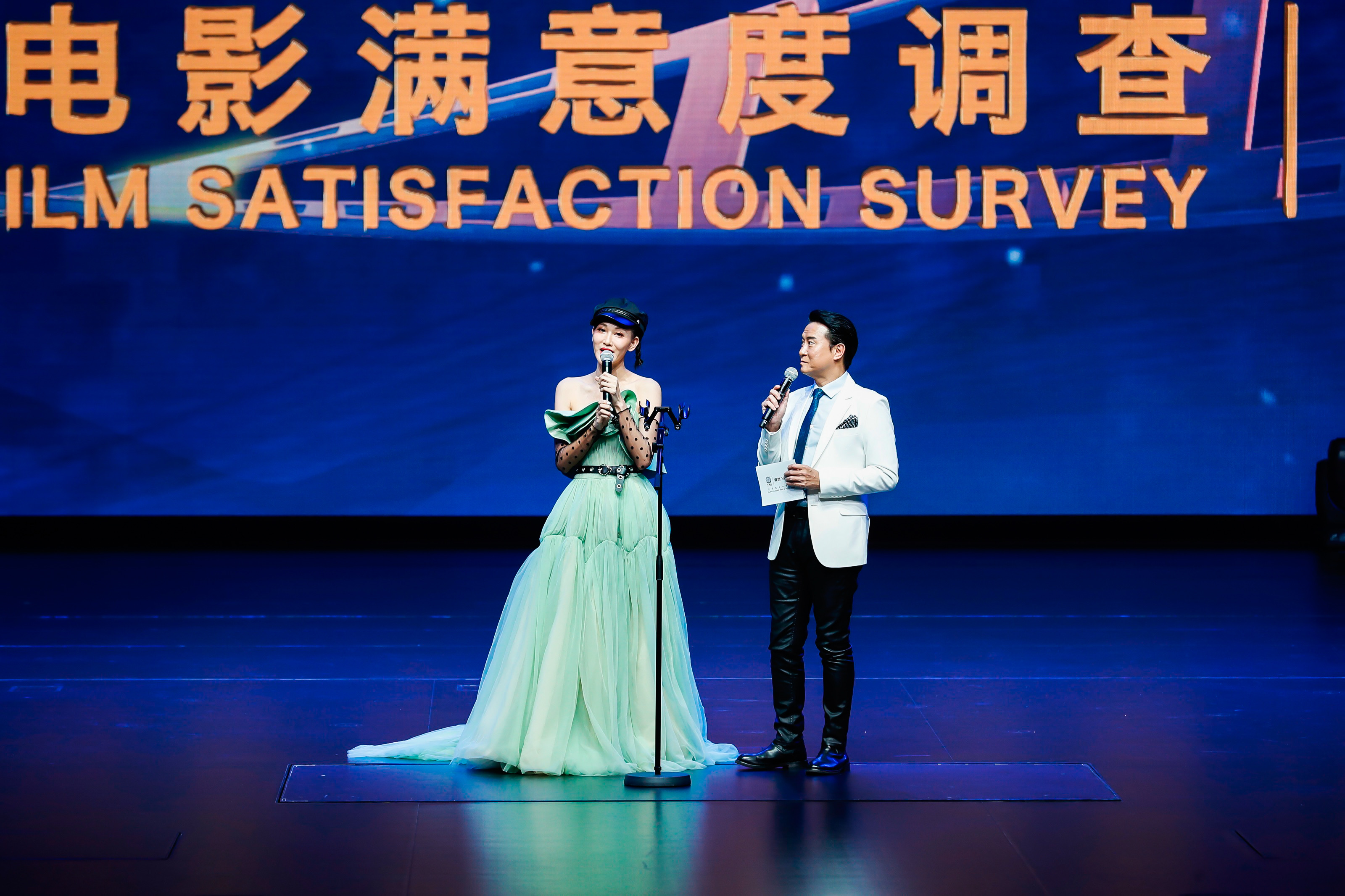 慈造姐姐盛装亮相华鼎奖李彩桦梁琤环姐于易洲担任颁奖嘉宾