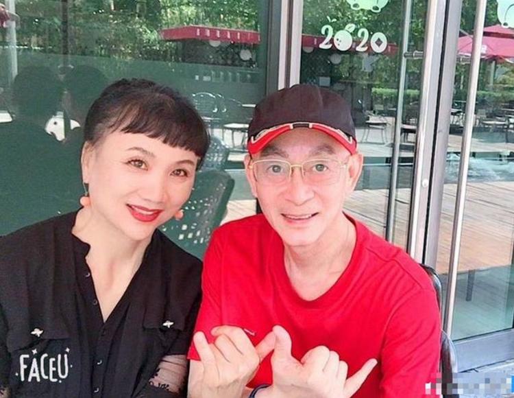 六小龄童结婚32周年晒合照,妻子竟是天竺王后!女儿撞脸关晓彤