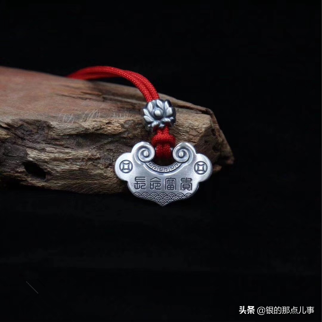 小银锁可以自己买给自己戴吗,银锁项链自己戴了可以送人吗