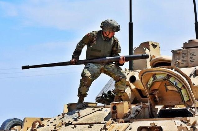 装甲车m2布雷德利vs59式坦克,m2布雷德利和t90近距离对战