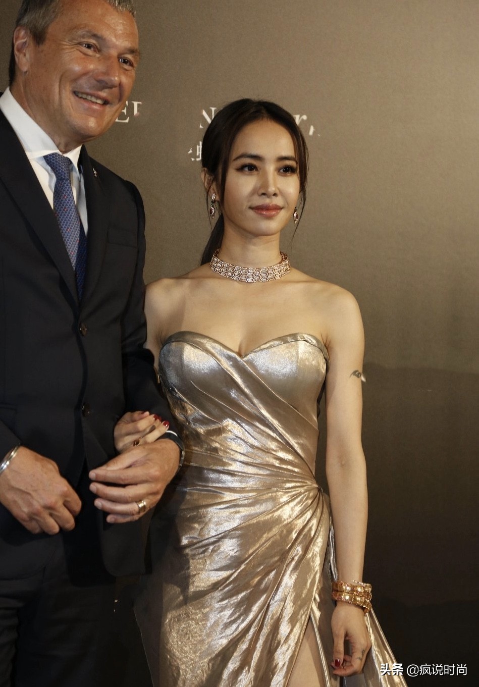 蔡依林又现身穿搭开叉裙,蔡依林露背波点连衣裙