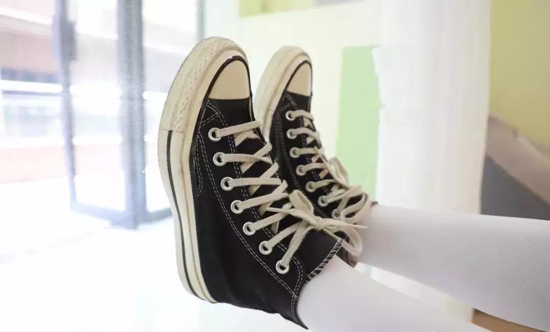 白色板鞋配什么颜色袜子,红色足球袜搭配鞋