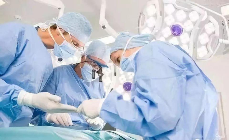 良性转移性平滑肌瘤临床十分罕见，此病一般多好发于绝经前的女性