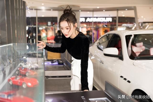 袁姗姗黑白衣服搭配,袁姗姗一袭黑色丝绒连衣裙