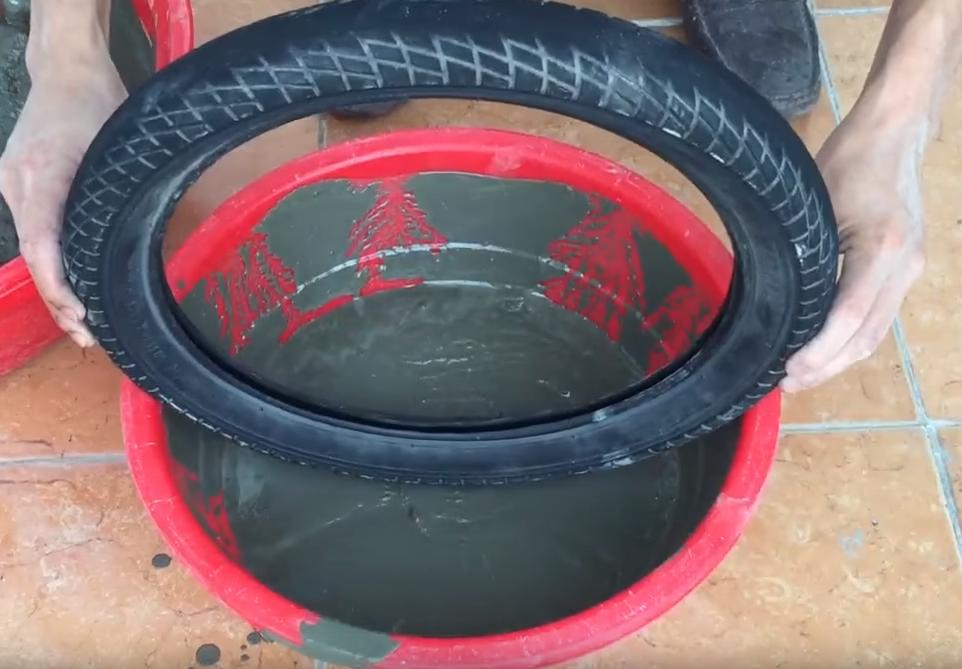 农村老爸把洗脚盆里灌水泥，做了个手提花盆，力气小的人还搬不动