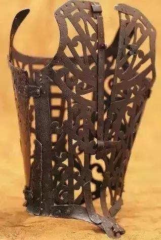 她为争宠，给自己打造了一副铁质刑具，却引得欧洲贵族纷纷效仿