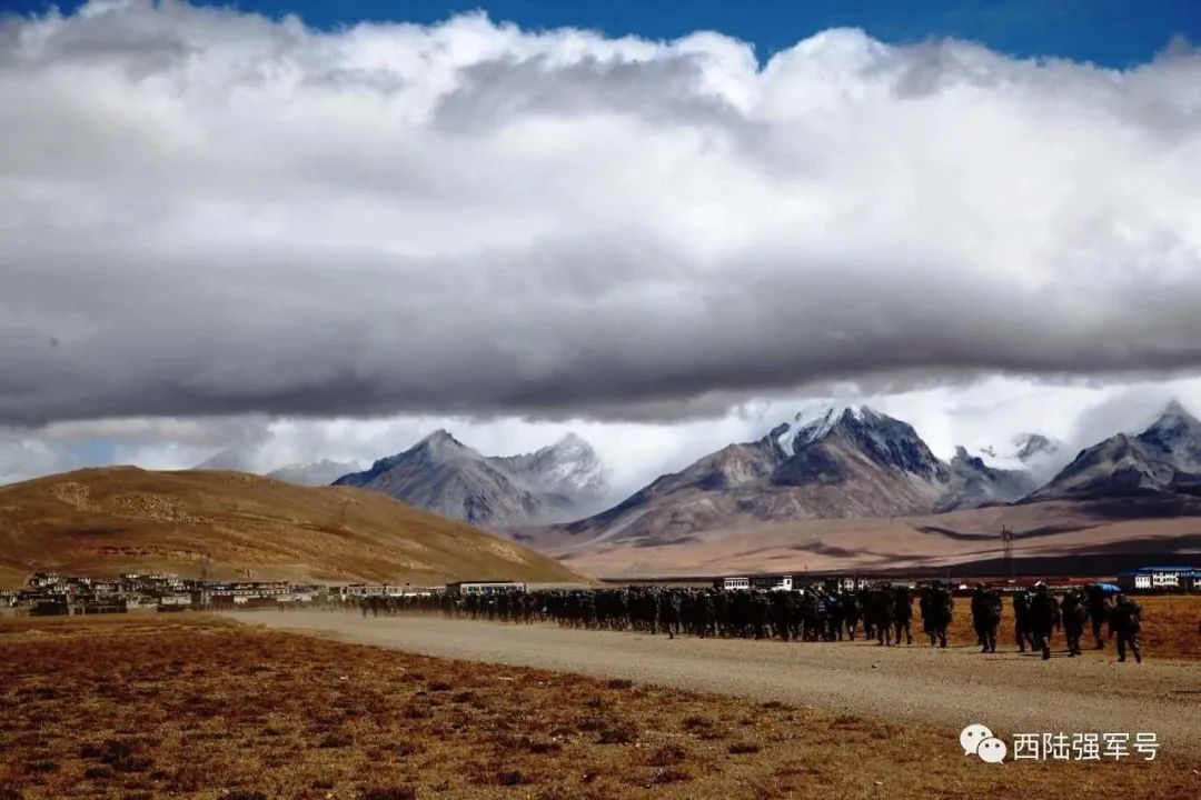 西部战区陆军实战化训练,西部战区陆军阔步启程再出发