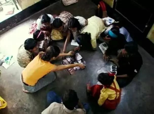 美国女记者卧底贫民窟,美国女记者去印度贫民窟