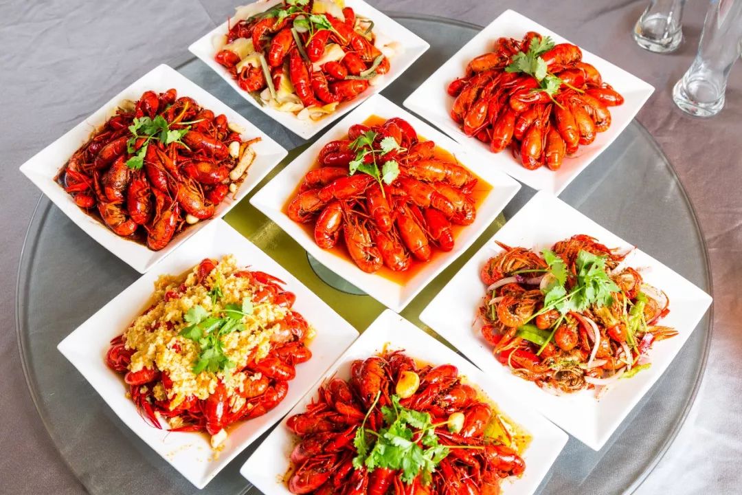 这样吃龙虾简直就是一场味觉盛宴,吃超大龙虾超过瘾