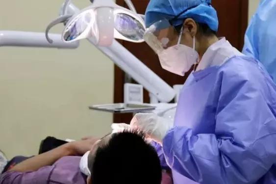 牙齿松动种植什么牙齿好,58岁满口牙齿松动最佳补救方法