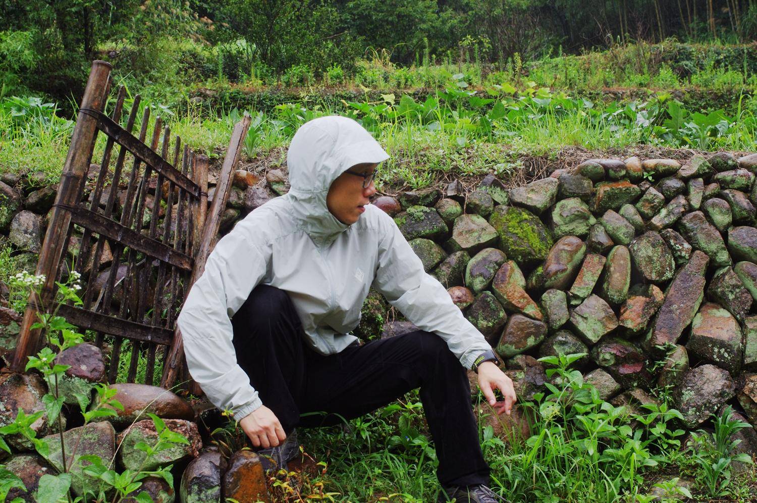 旅游登山必备的装备有哪些,户外徒步登山带什么