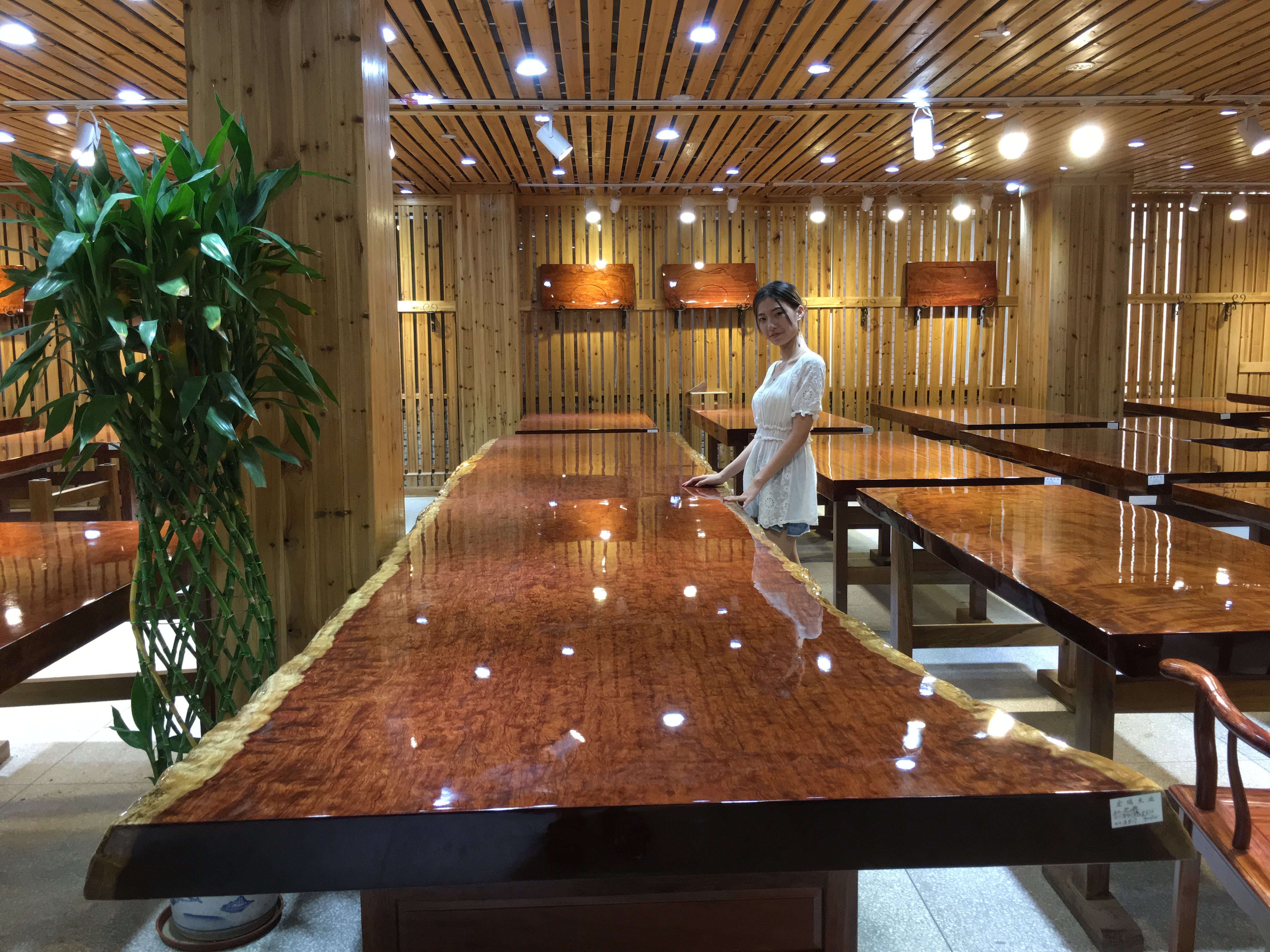 暗访广东天价大板生产基地，原料全是称斤拉木头，富豪还排队来买