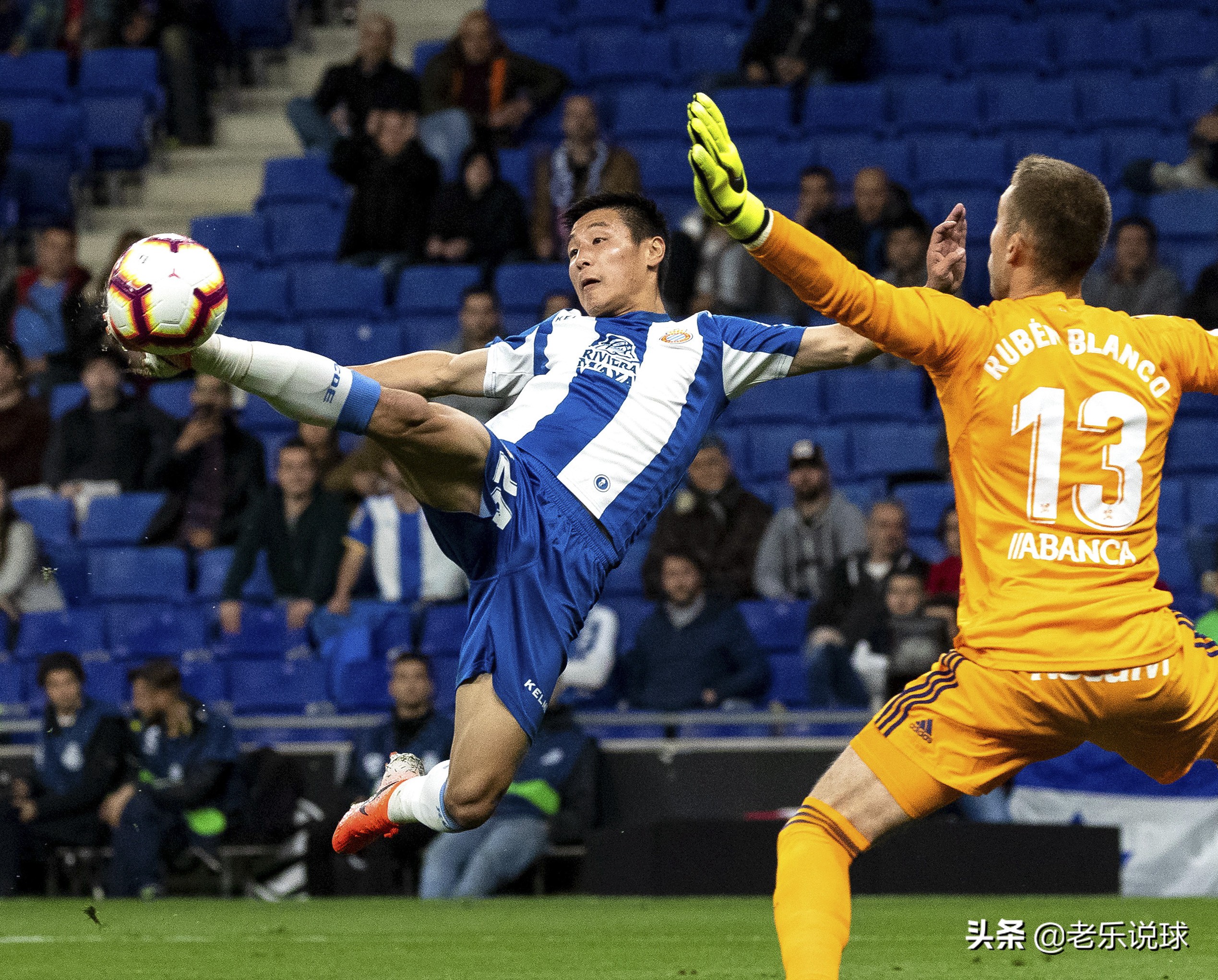 武磊新赛季仍披7号,武磊身披7号球衣