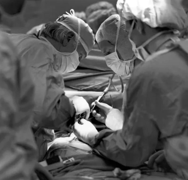 80年代移植狒狒心脏的婴儿,第一个移植狒狒心脏的美国女孩