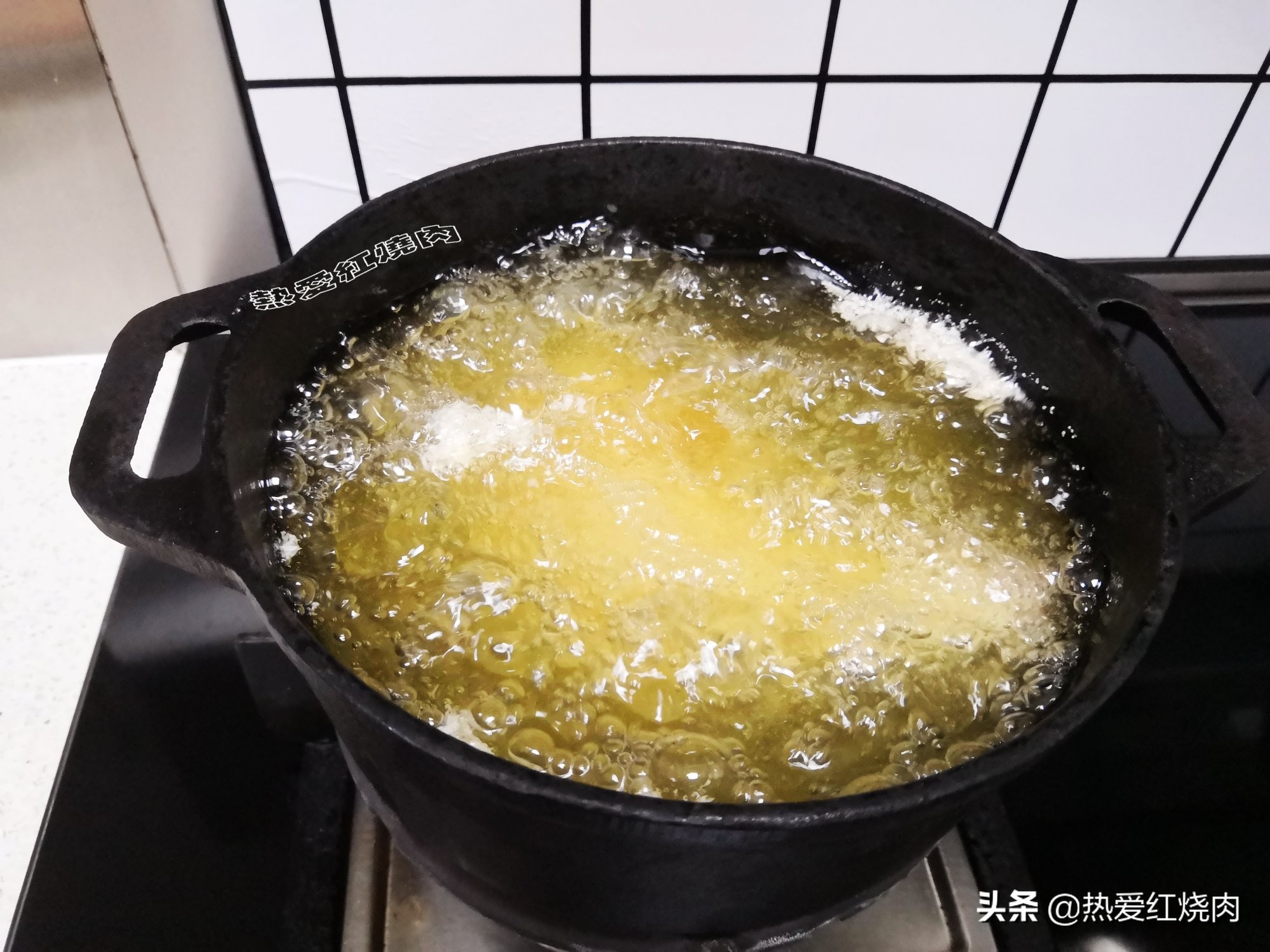 家常炸鸡腿怎么炸才能又酥又脆,炸鸡腿为什么炸出来有血水能吃吗