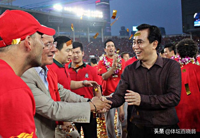 这老板曾和许家印“掰手腕”！挫恒大夺冠，球队降级后成“超市”