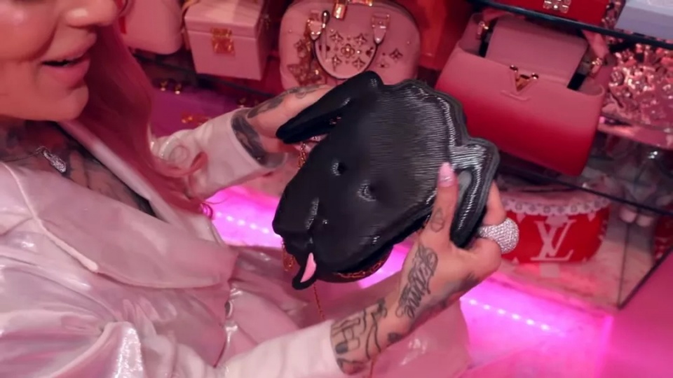 香奈儿磨刀、爱马仕砌墙，J姐的衣帽间戏可真多​