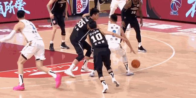 郭艾伦头部遭李慕豪肘击后，裁判录像回放后判郭艾伦犯规引争议