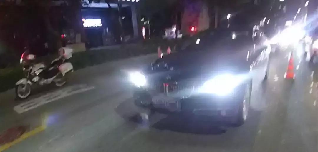 宝马老板拱北街头教育交警：这是自动式远光灯！叫嚣有本事扣我12分！