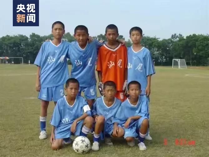 足球赛场上震撼人心的过人视频,足球射门最帅的瞬间