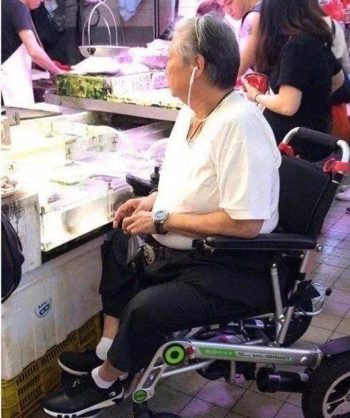 洪金宝67岁身体硬朗,洪金宝坐轮椅苍老消瘦