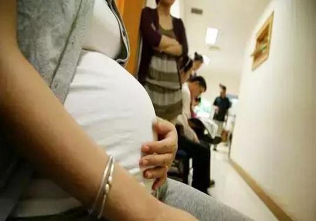 孕妇大小便失禁遭老公嫌弃,孕妇让座被大爷骂完整视频