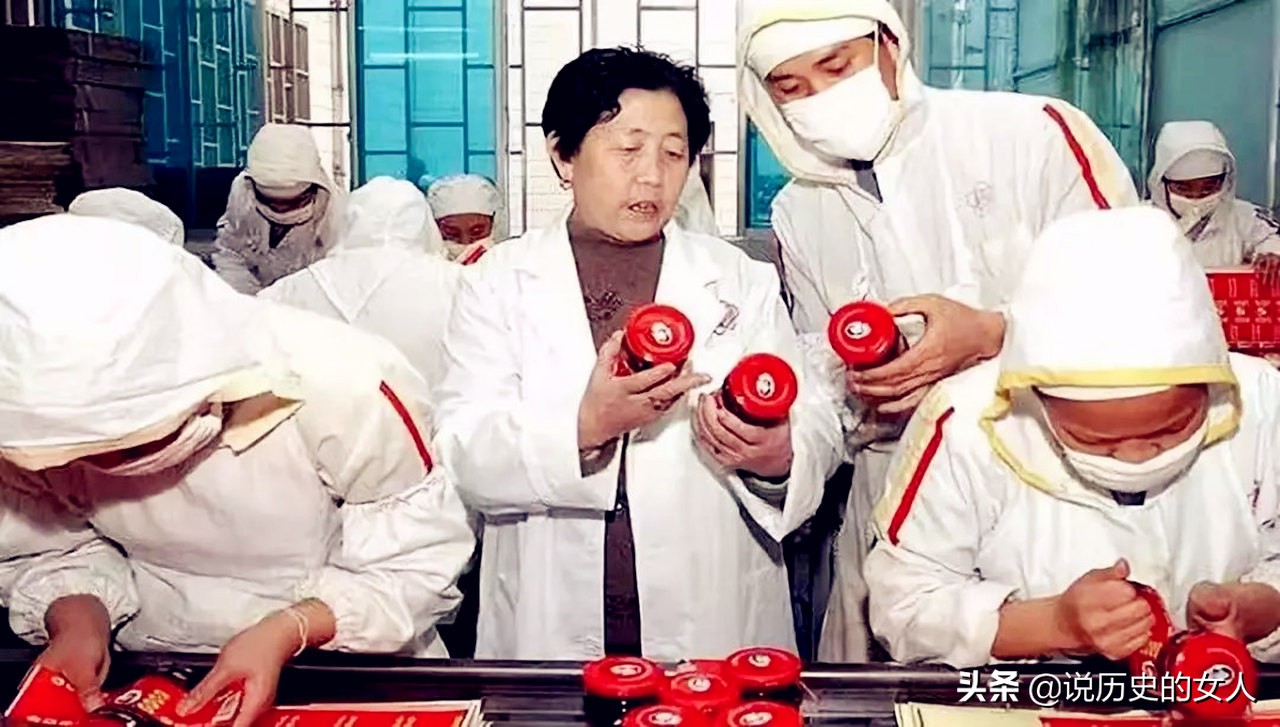 她28岁丧夫，摆过地摊抡过铁锤，做麻辣酱挣百亿资产，被誉教母