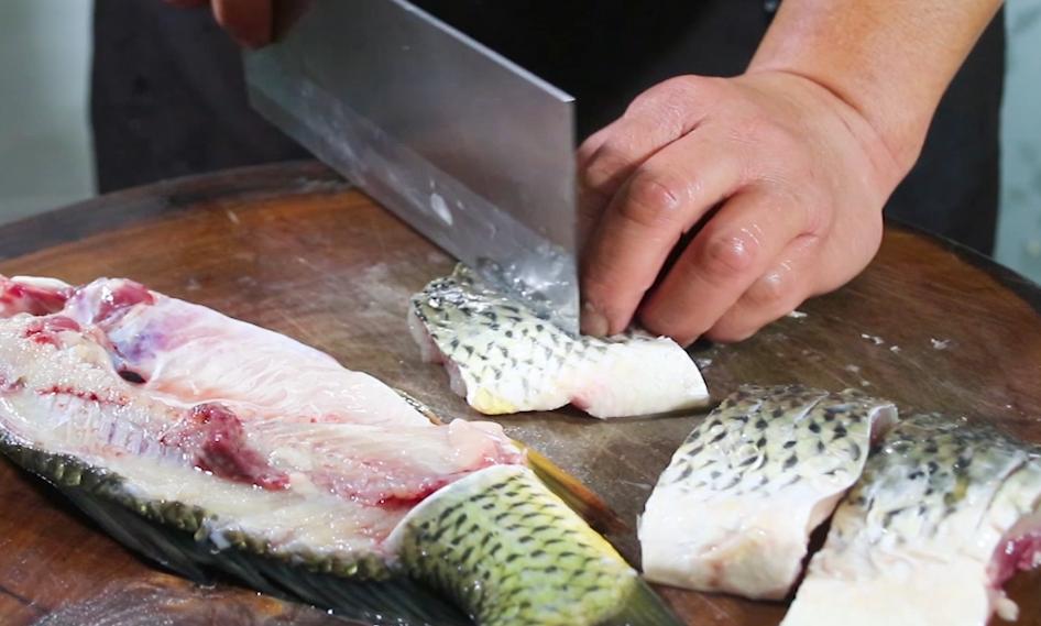 鲤鱼最好吃的做法，诀窍和步骤都告诉你，学会可以直接开店！