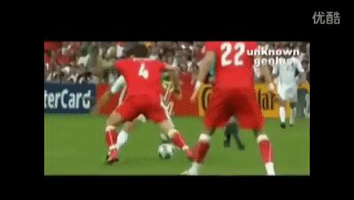 球王假装老人踢足球,内马尔假摔和c罗假摔哪个多